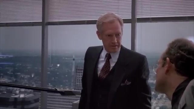 Ronny Cox als Dick Jones in een kantoor met uitzicht op de stad in RoboCop uit 1987