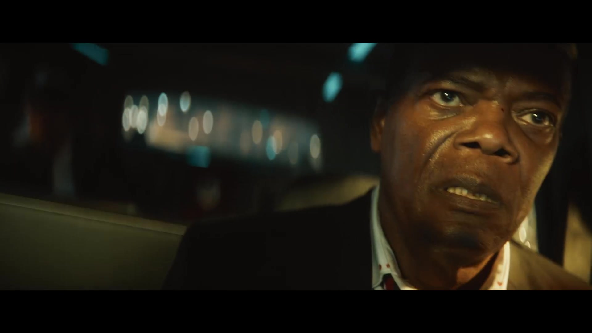 Samuel L. Jackson als de Amerikaanse president op de achterbank van de limousine in The Beast