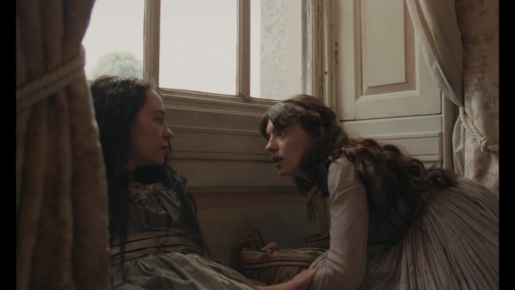 De zussen Elinor en Marianne Dashwood bij een raam in Sense and Sensibility uit 2026