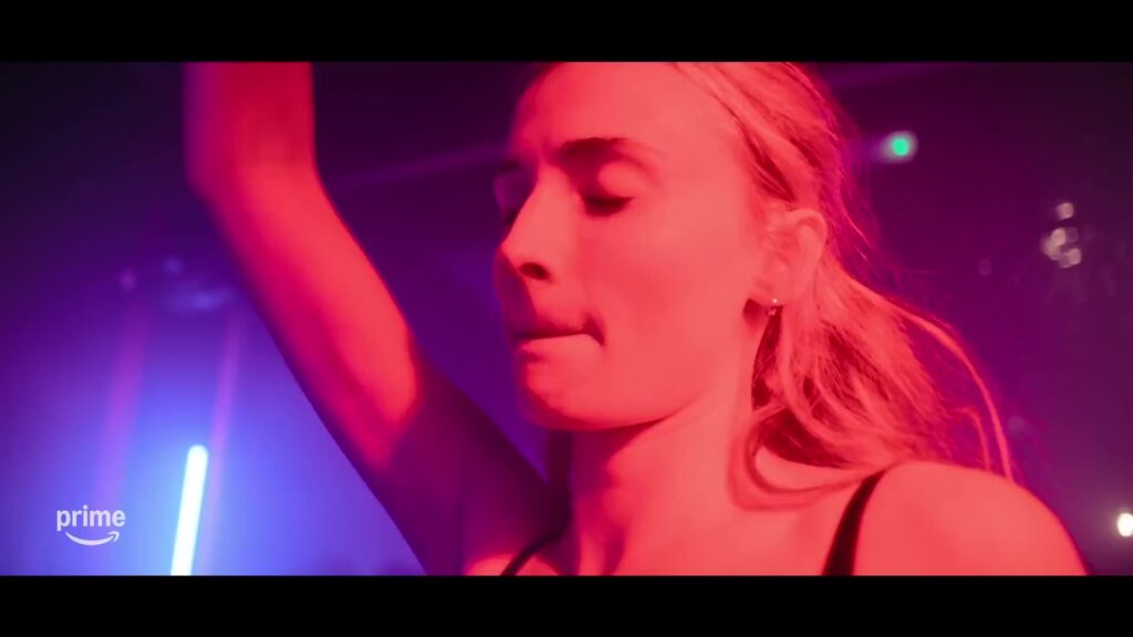 Sophie Turner in roze clublicht in een still uit de trailer van de Prime Video-serie Steal