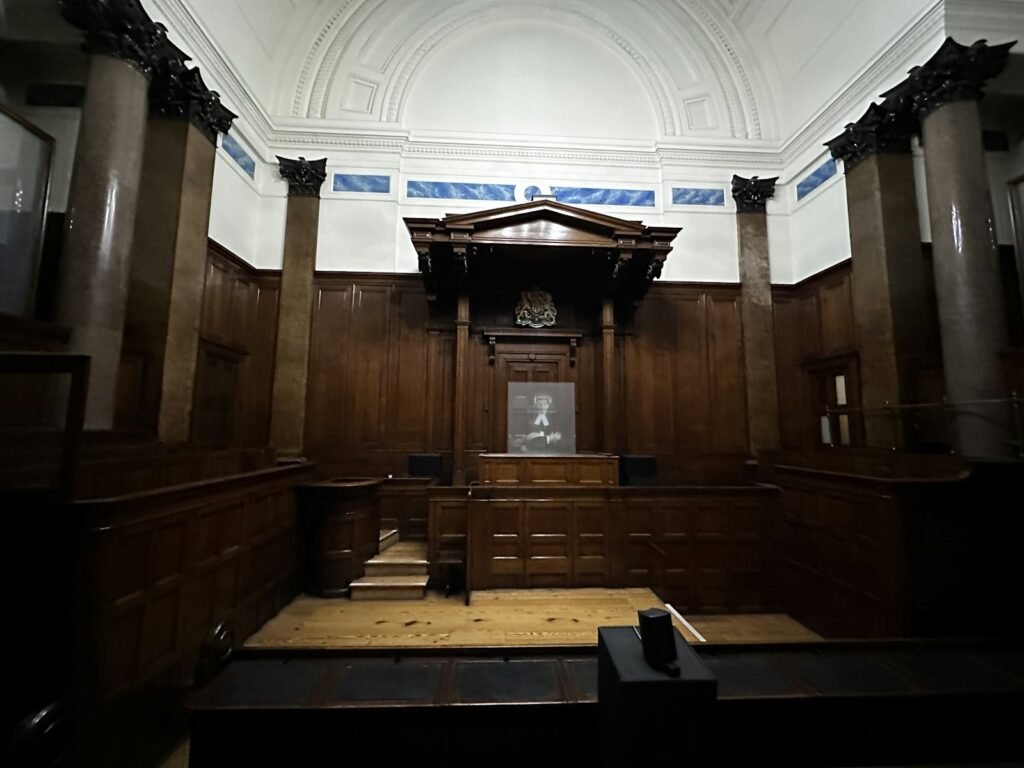 Lege rechtszaal, het decor van de rechtszaak in de wraakthriller The Apology