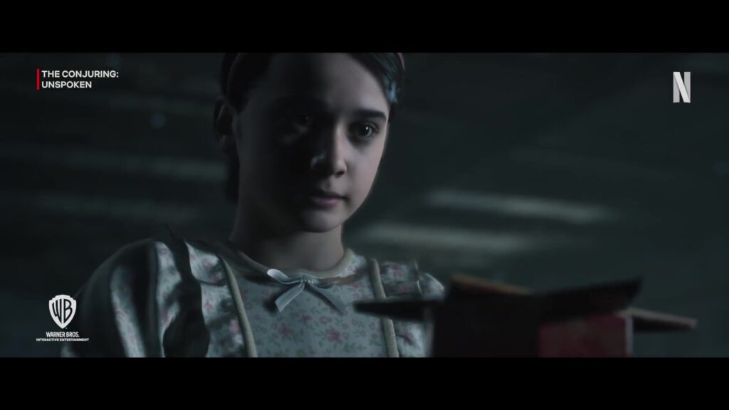Een meisje in een donker huis in de trailer van de game The Conjuring: Unspoken