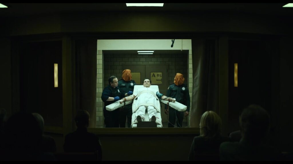 Een terechtstelling achter glas in de teaser van The Exorcist: Martyrs