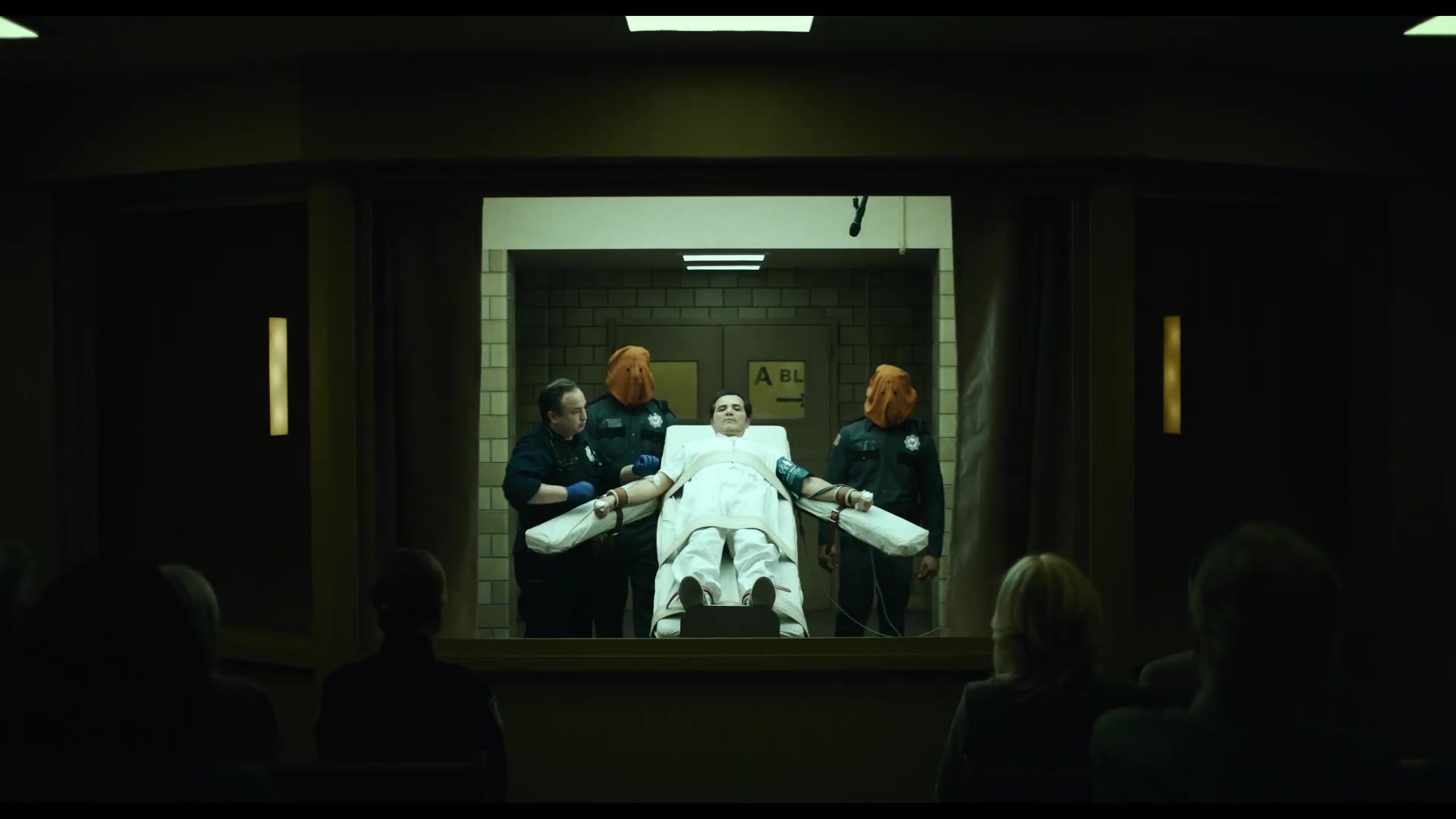Een terechtstelling achter glas in de teaser van The Exorcist: Martyrs