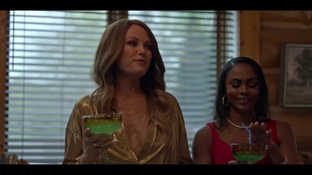 Malin Åkerman als Margo met een cocktail in de hand in The Hunting Wives