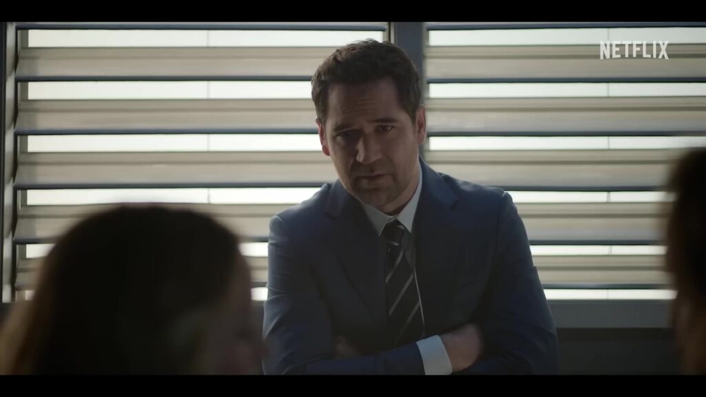 Manuel Garcia-Rulfo als advocaat Mickey Haller met gekruiste armen in een still uit de trailer van The Lincoln Lawyer seizoen 4