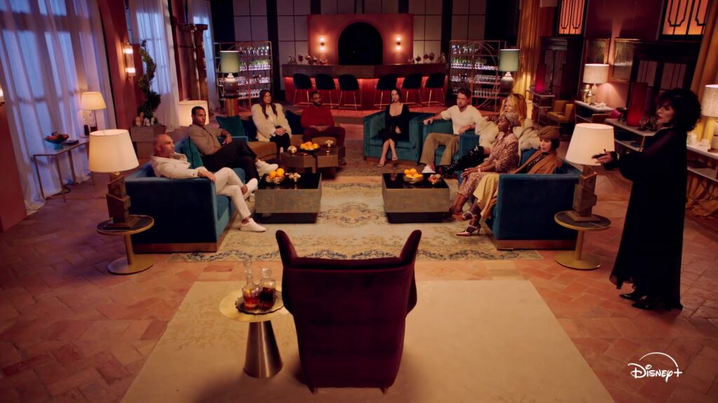 De deelnemers van The Mob zitten op banken in de woonkamer van een Toscaanse villa in de trailer van Disney+