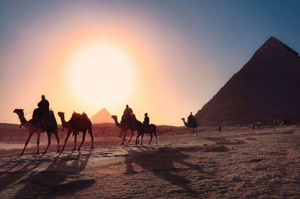 Piramides in de Egyptische woestijn bij zonsondergang
