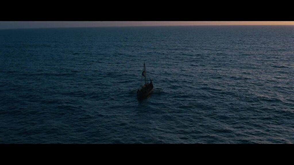 Het schip van Odysseus alleen op open zee bij zonsondergang in de trailer van The Odyssey