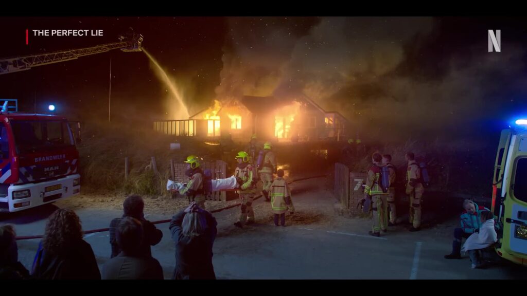 Brandweer bij een brandend huis in de duinen in de Netflix-serie The Perfect Lie