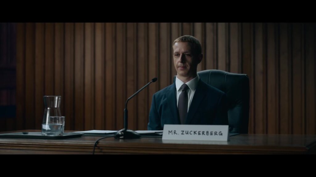 Jeremy Strong als Mark Zuckerberg tijdens een verhoor in The Social Reckoning