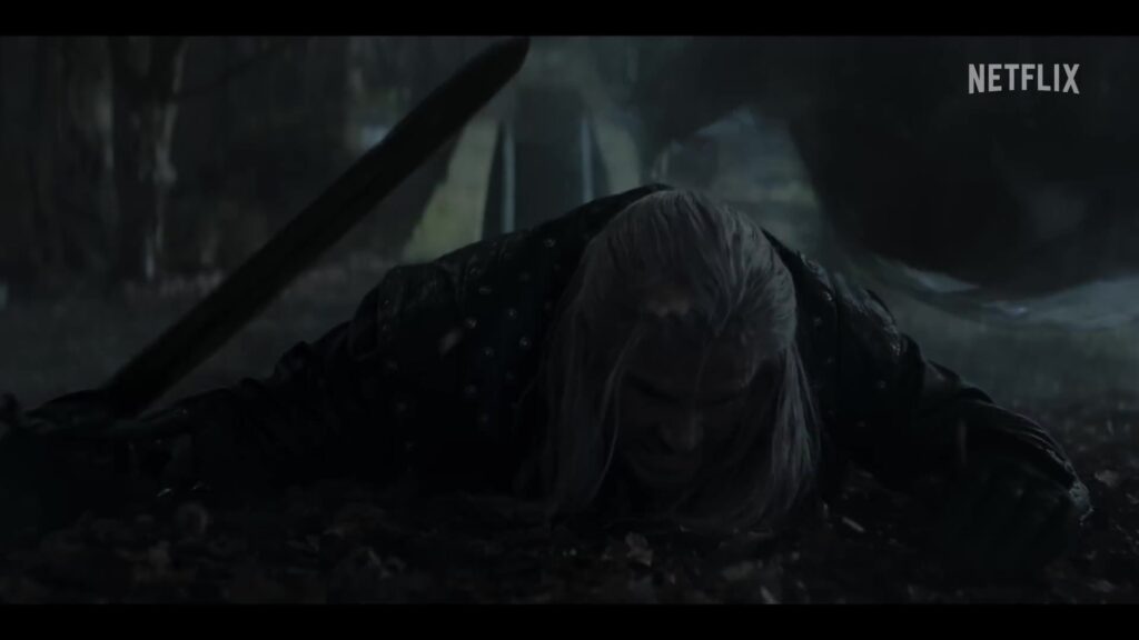 Geralt van Rivia met zijn zwaard in een donker bos in The Witcher