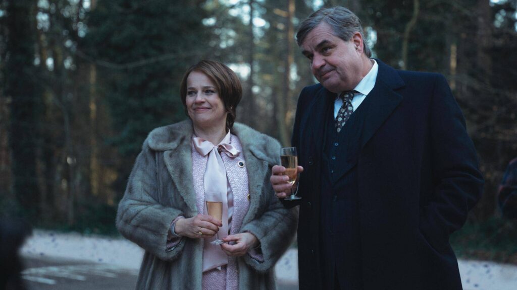 Lies Visschedijk als Toos van der Valk en Frank Lammers als Gerrit van der Valk in de Netflix-serie Toos