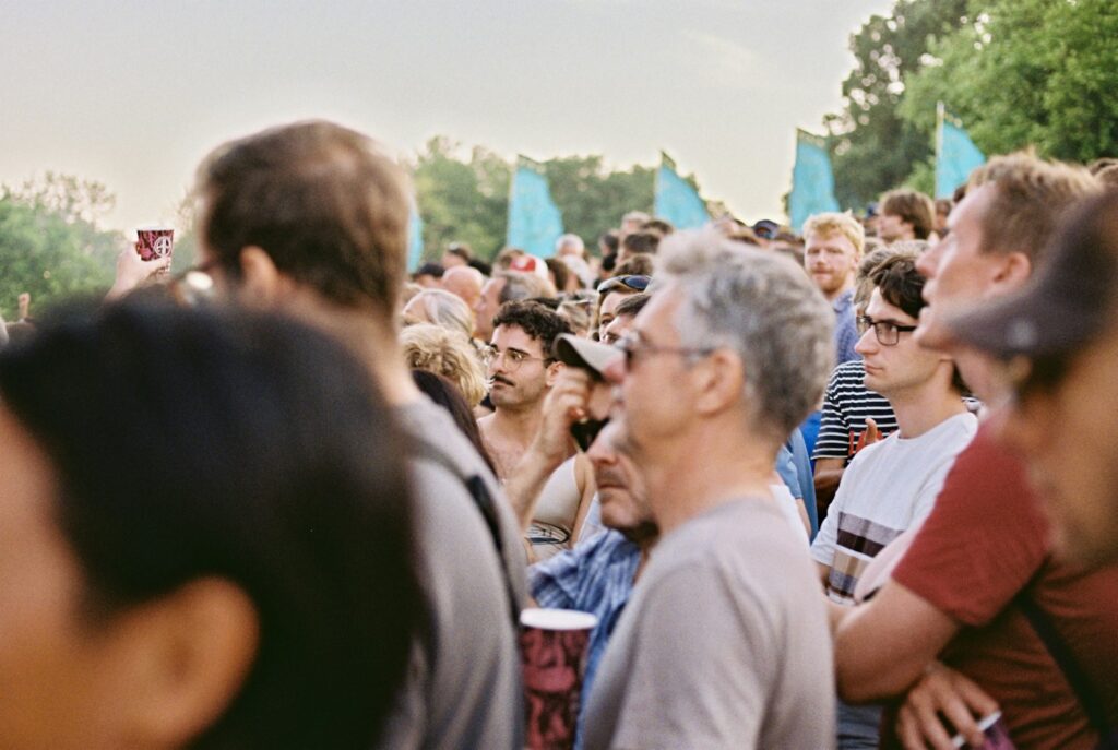 Publiek in een donkere filmzaal tijdens een festivalvoorstelling