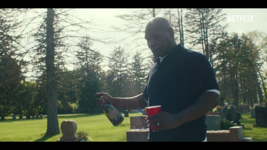 Mike Tyson op een begraafplaats in de trailer van de Netflix-serie TYSON