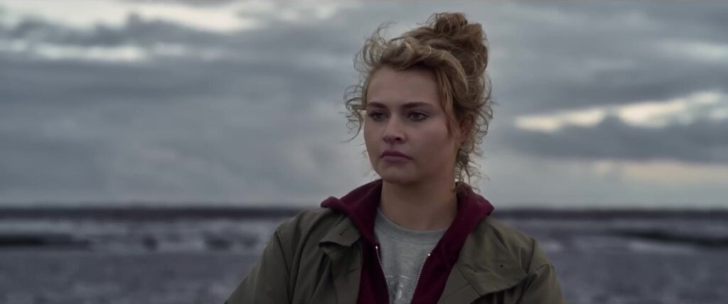 Vajèn van den Bosch als ecologe Lynn aan de waddenkust in de thriller EB