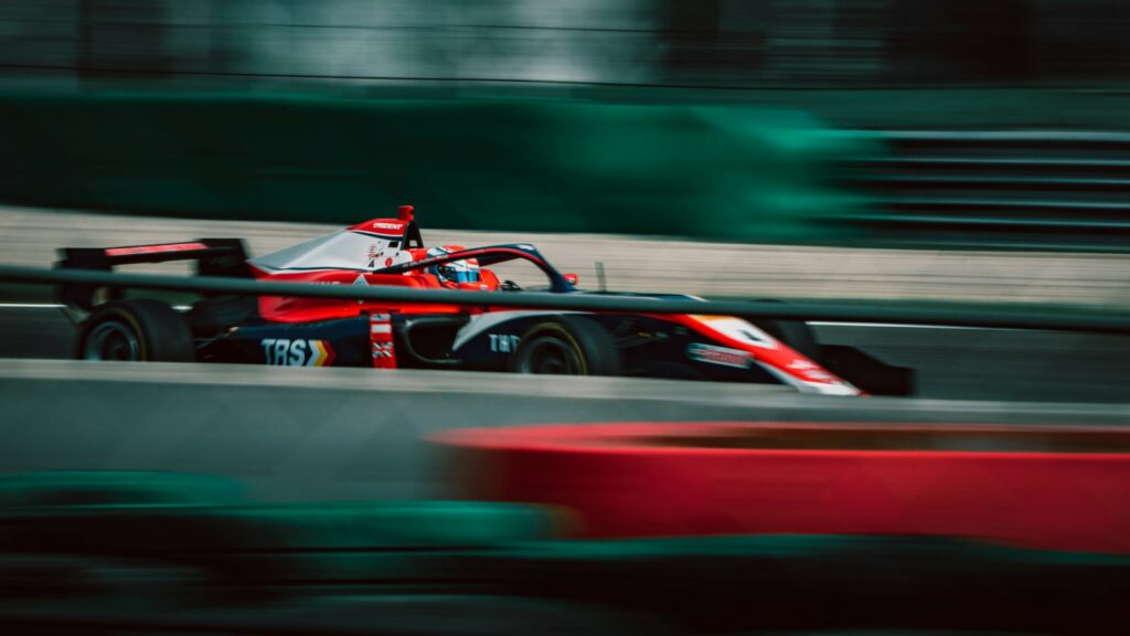 Formule 1-auto op het circuit, de sport die van Viaplay naar Videoland gaat