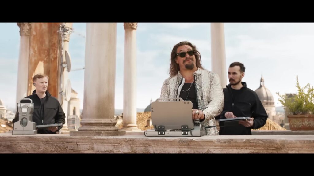 Jason Momoa als schurk Dante op een dakterras in Rome in de trailer van Fast X