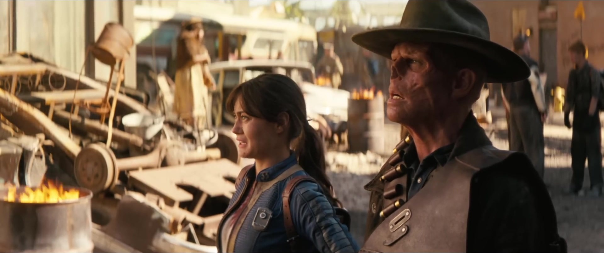 Walton Goggins als The Ghoul met cowboyhoed naast Ella Purnell als Lucy in de trailer van Fallout seizoen 2