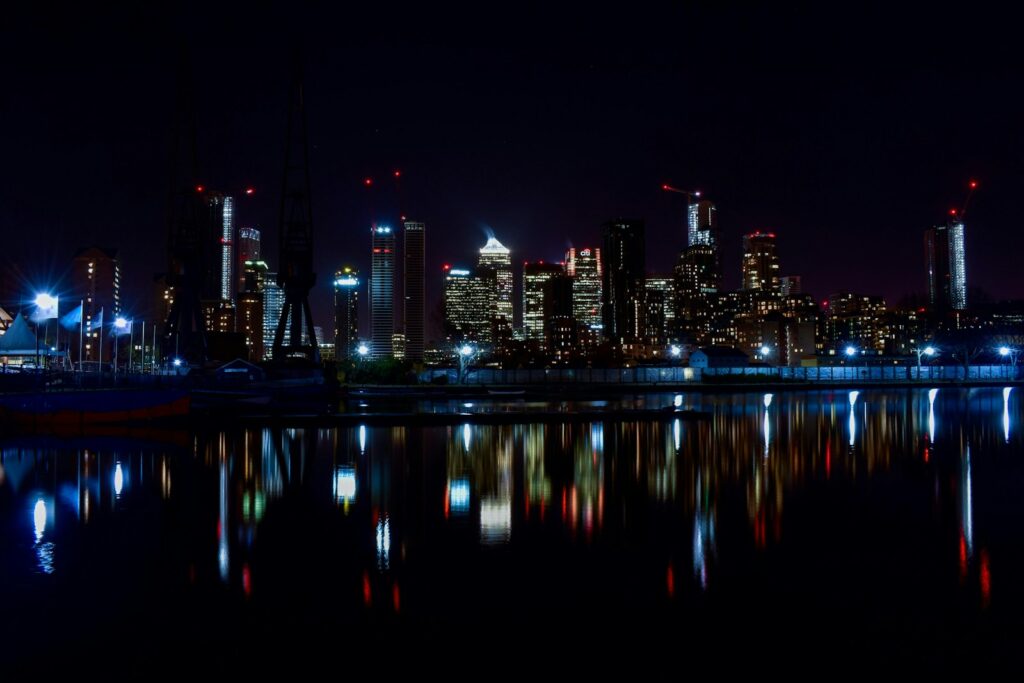 De skyline van Londen bij nacht, waar Marvel de serie Zodiac gaat opnemen